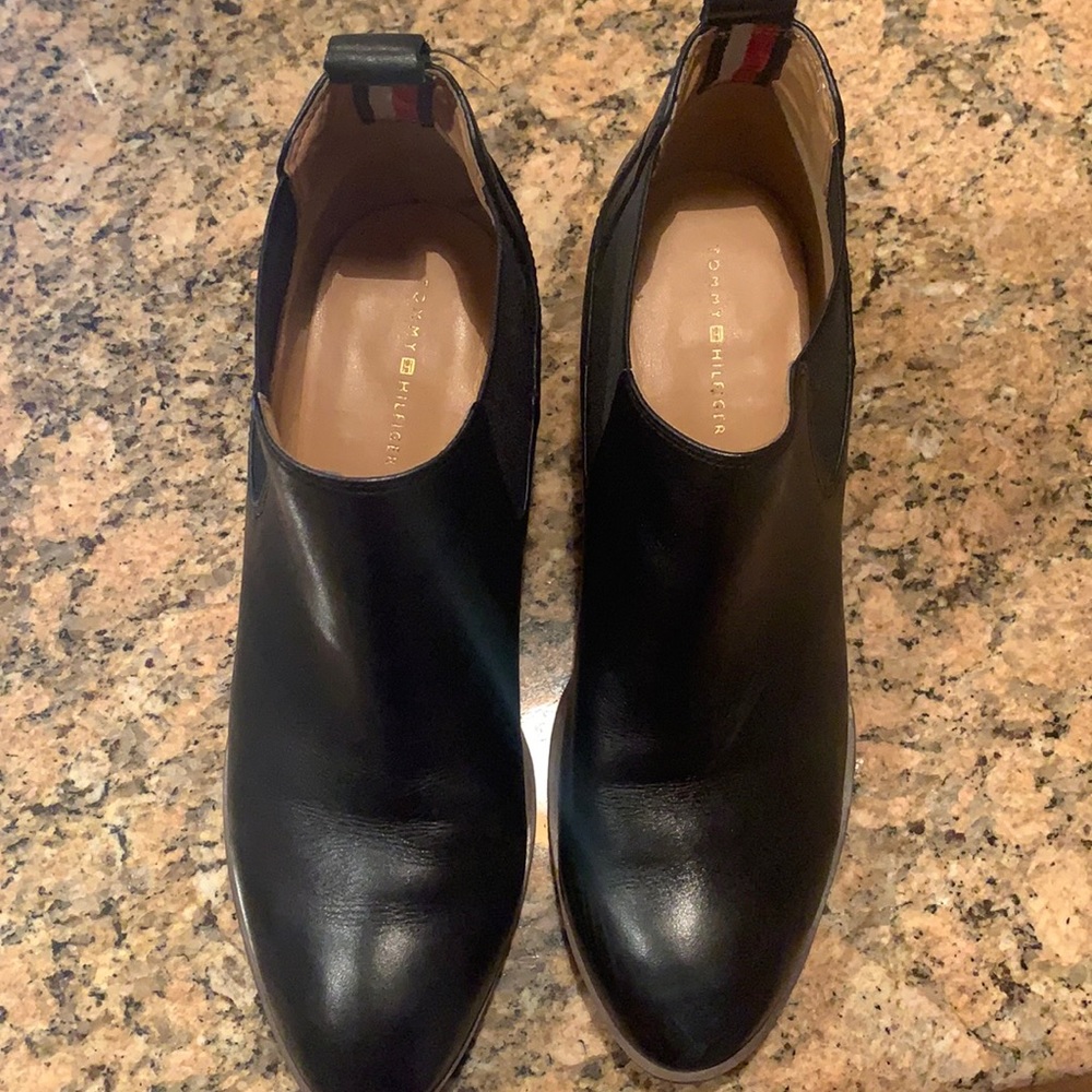 Cute Tommy Hilfiger black booties!